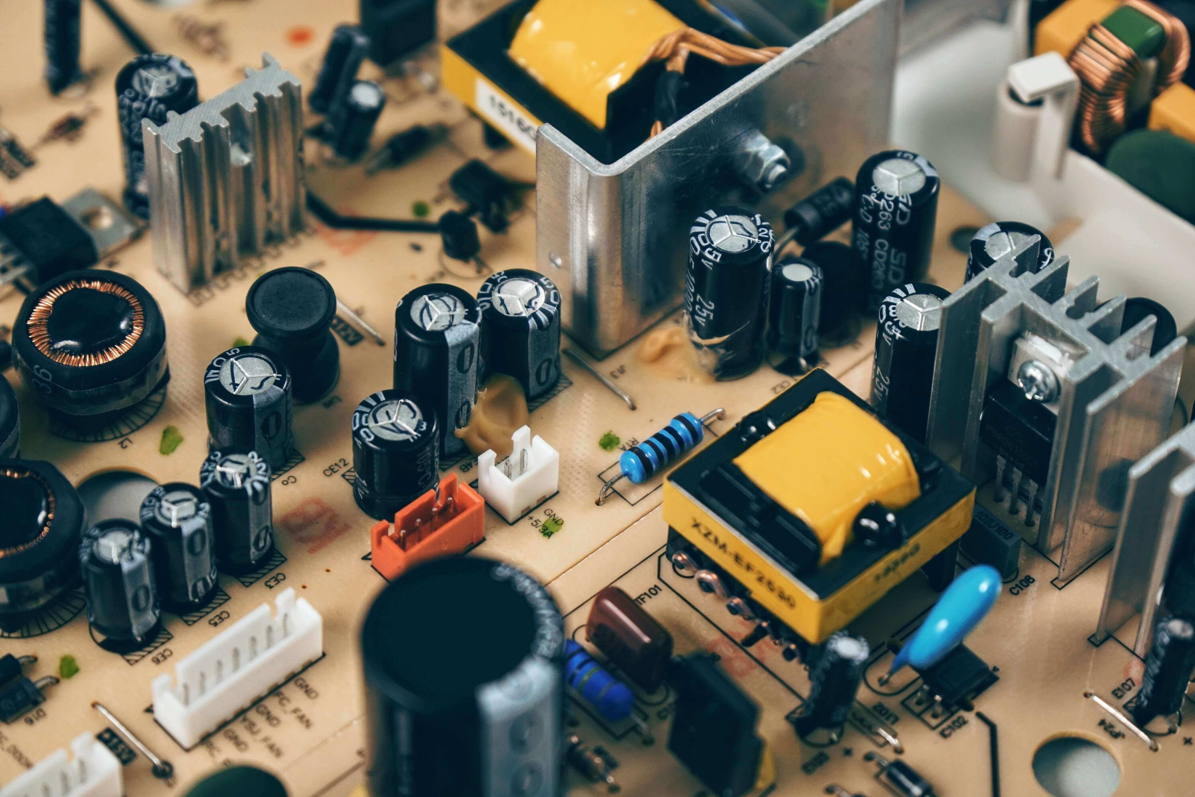 Circuit électronique complet : condensateurs, résistances et divers ports intégrés.